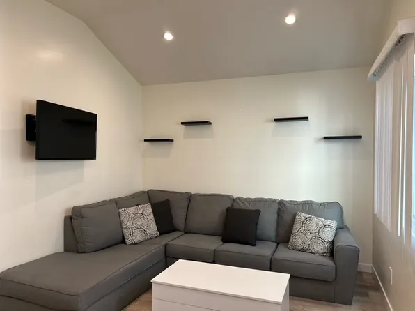 8348 Owens St, Sunland, CA 91040