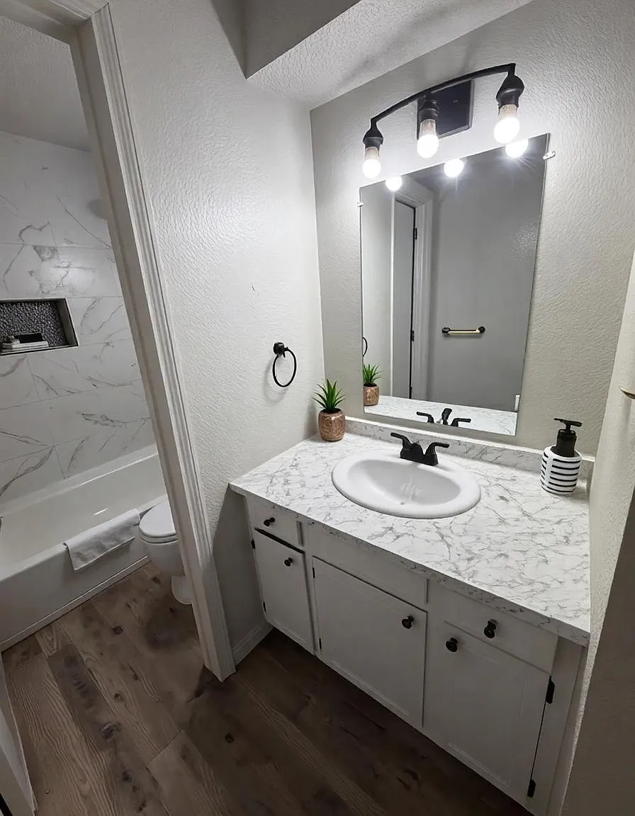 2 bed, 1.0 bath, $700 — Photo 4