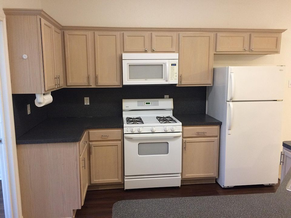 GAS STOVE /REFRIGERATOR WITH ICE MAKER