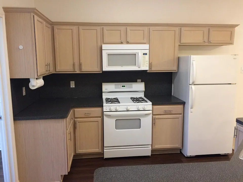 GAS STOVE /REFRIGERATOR WITH ICE MAKER
