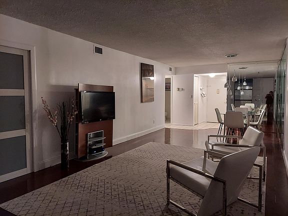 4th image of 800 Parkview Dr APT 823