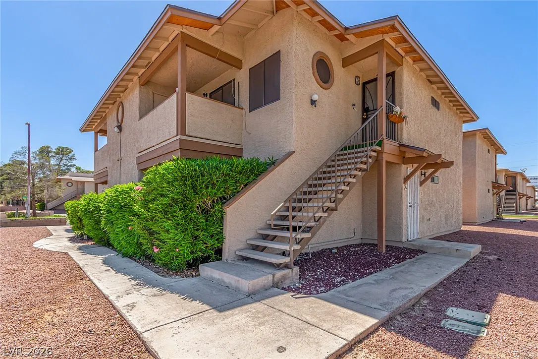 2 bed, 2.0 bath, 912 sqft, $1,095 — Photo 2
