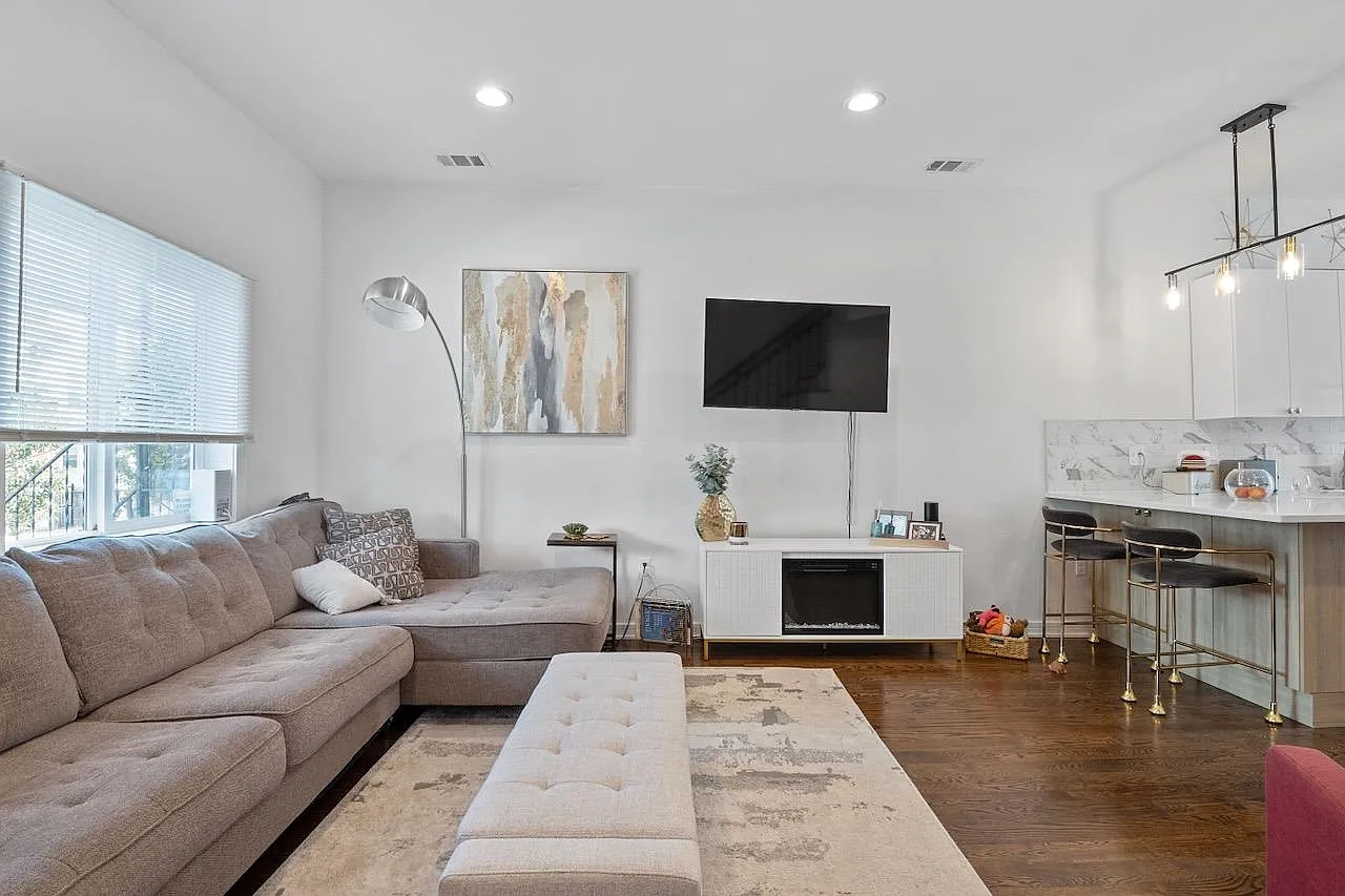 3 bed, 2.5 bath, $4,200 — Photo 2