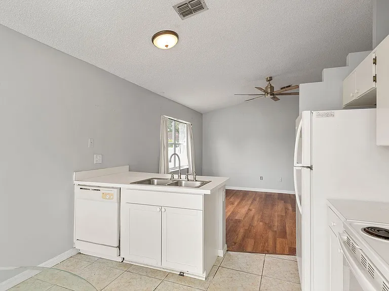 301 S Capen Ave — Photo 11