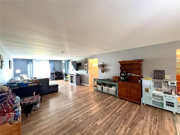 4th image of 67 Fair St