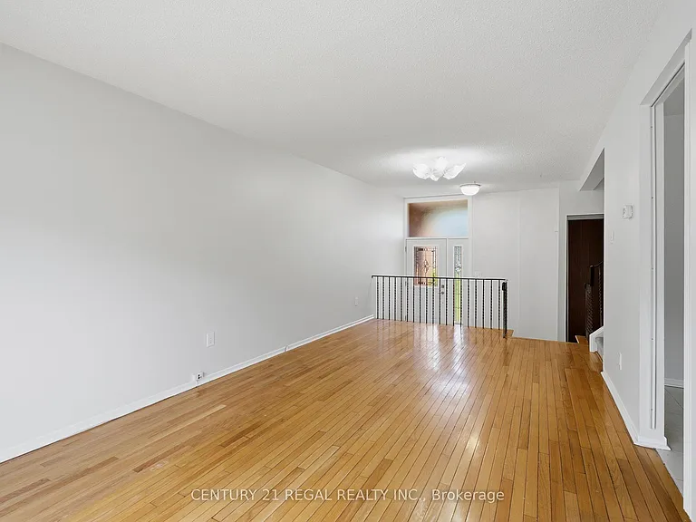 28 Newdawn Cres — Photo 11