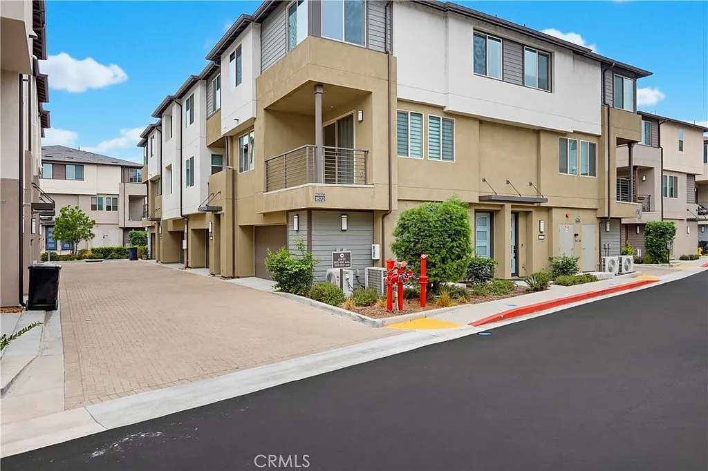 3 bed, 2.5 bath, 1340 sqft, $3,700 — Photo 2