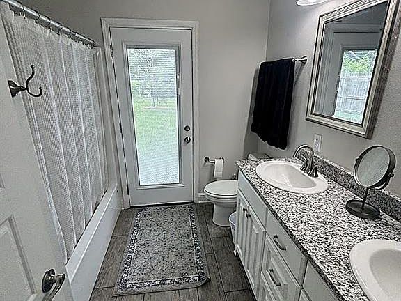 5th image of 202 University Dr