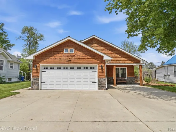 6070 Hackett St, Waterford, MI 48327