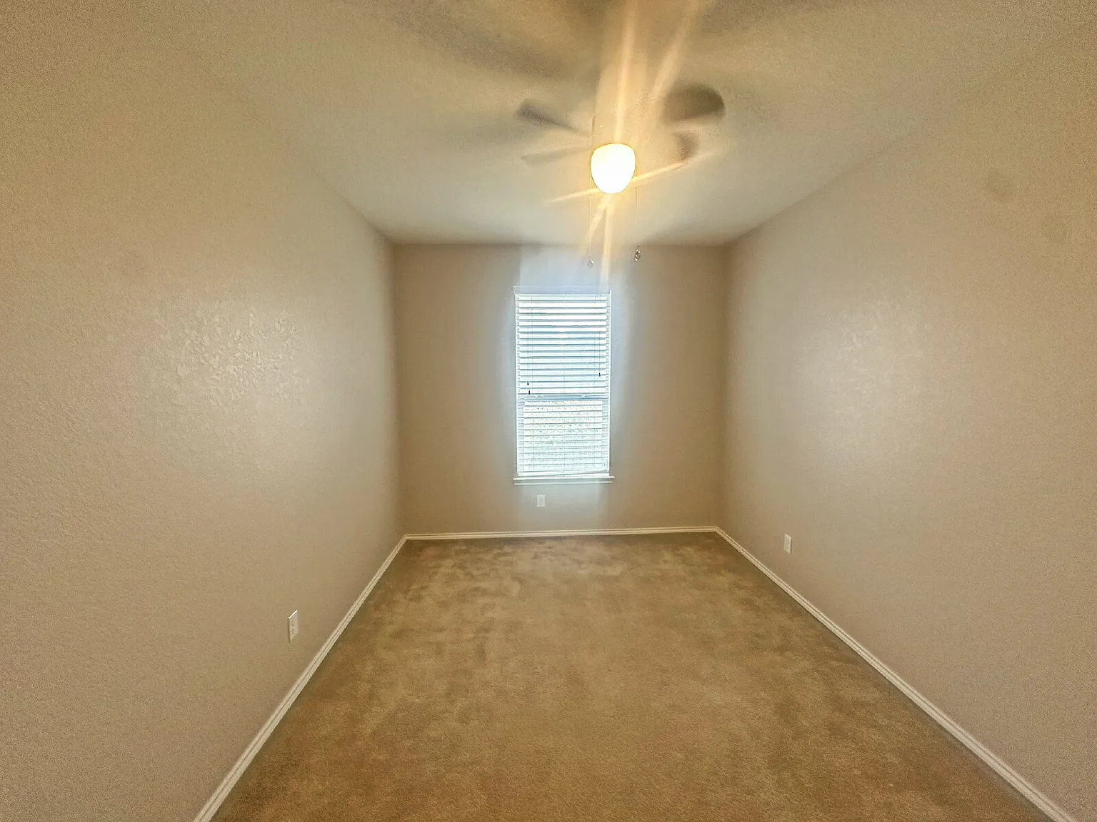 3 bed, 2.5 bath, 2404 sqft, $1,800 — Photo 3