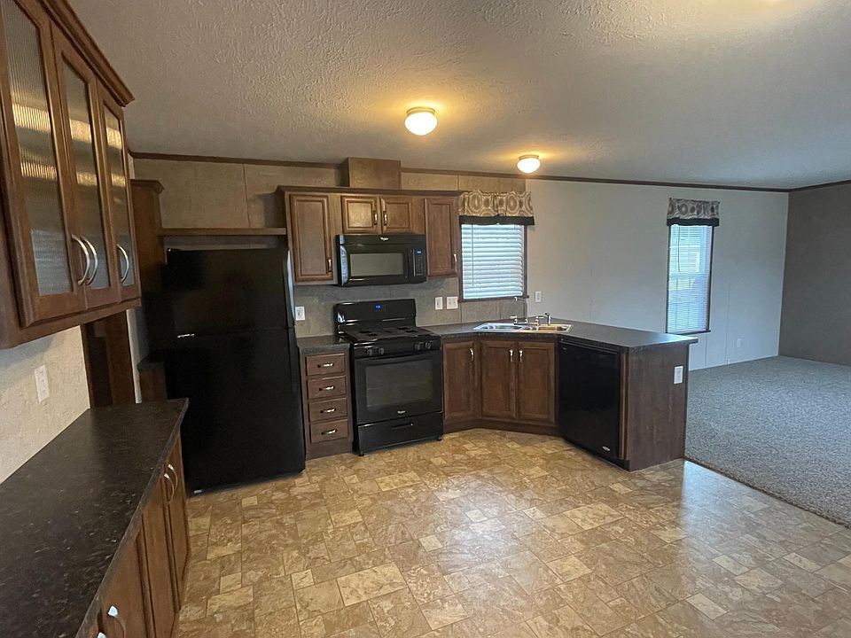 1st image of 221 Lakeshore Cir