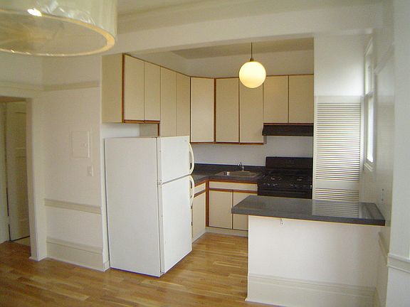 3rd image of 909 Page St APT 12