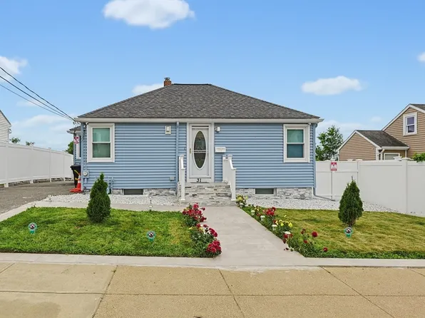 31 Hallron St, Hyde Park, MA 02136