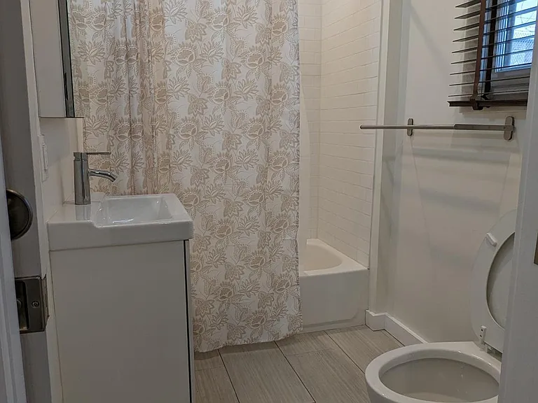 2421 Johnston St — Photo 15