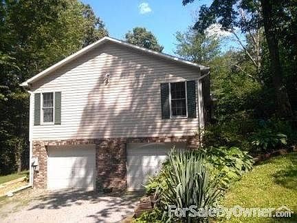 SIDE VIEW
						:
						APPROACHING FROM DRIVEWAY, AUTOMATIC GARAGE DOORS WITH REMOTE