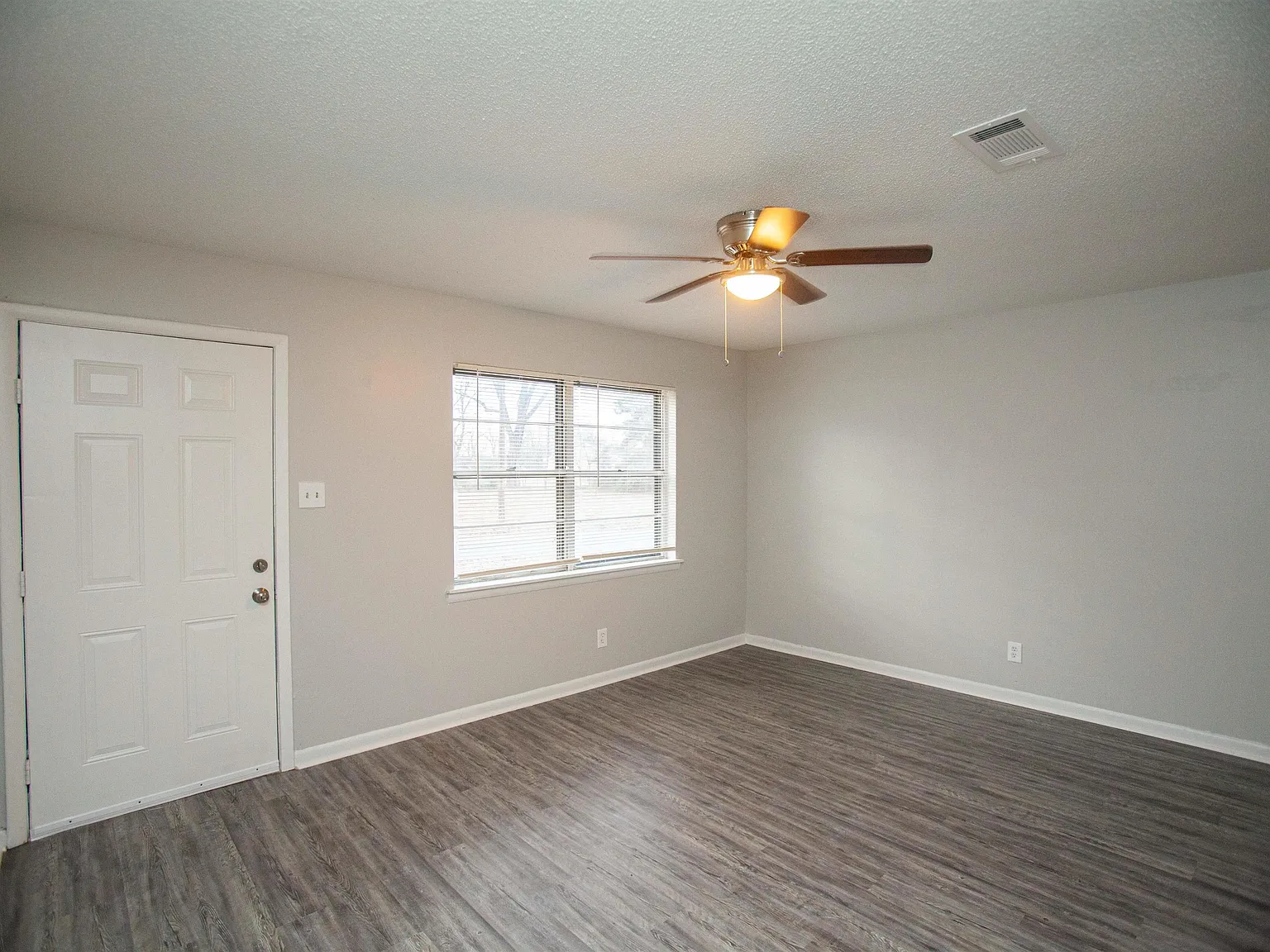 3 bed, 1.5 bath, 988 sqft, $1,150 — Photo 3
