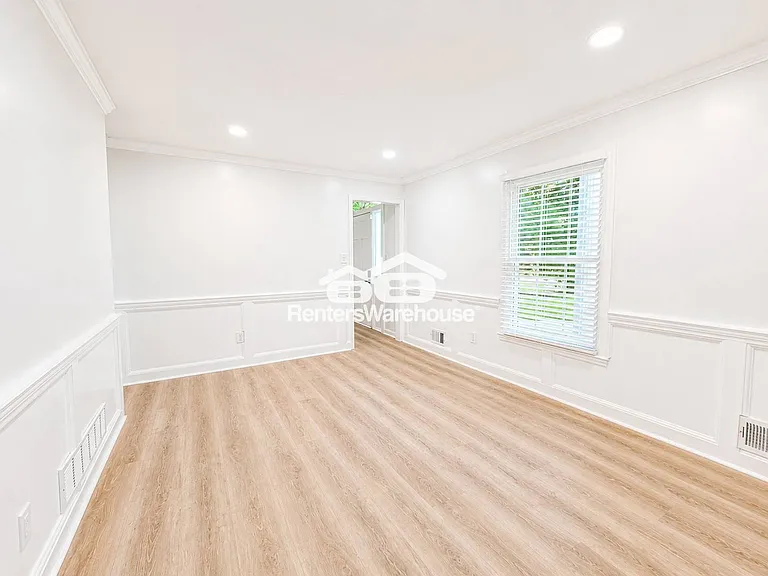 338 Travis St — Photo 14