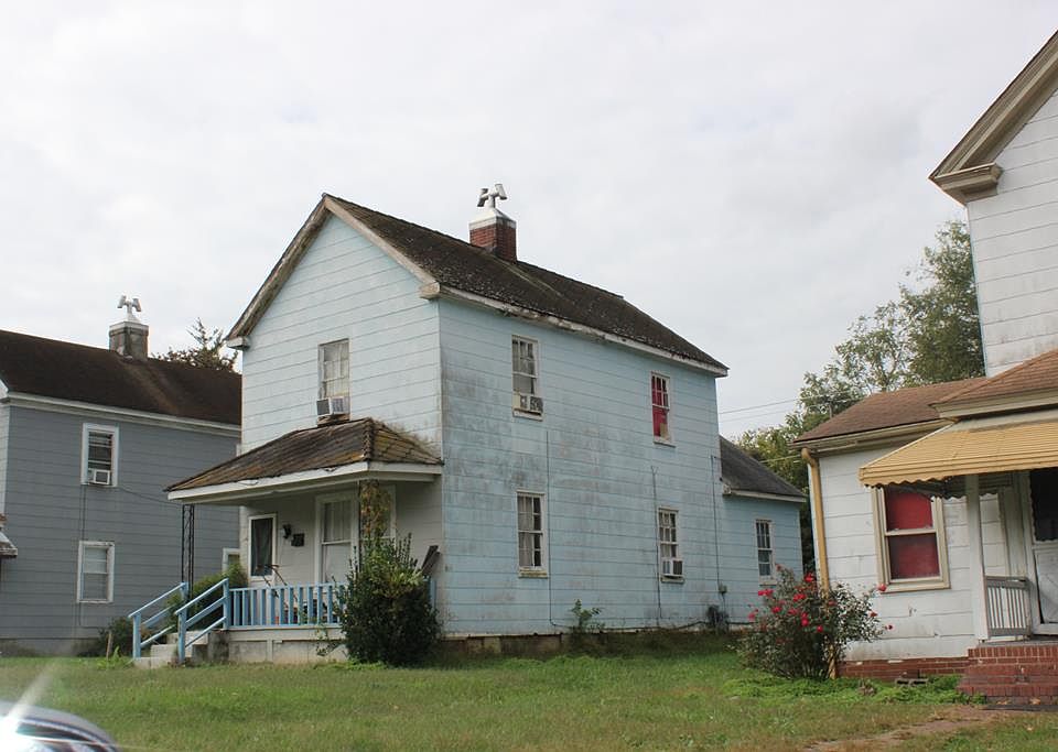 1st image of 909 Henry St