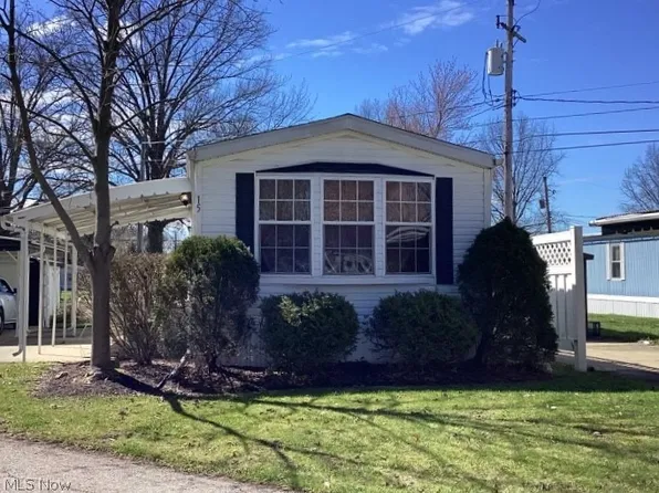 15 Flagler Dr, Olmsted Falls, OH 44138