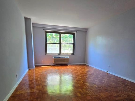 5th image of 2348 Linwood Ave APT 3L