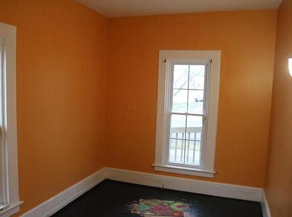 5th image of 213 E Chestnut St