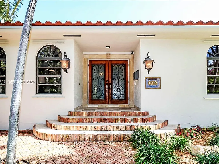 1049 N Southlake Dr — Photo 10