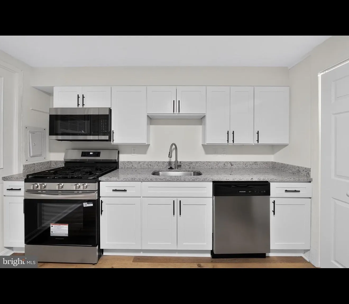 3 bed, 1024 sqft, $1,900 — Photo 4