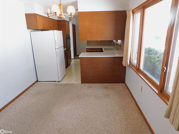 3rd image of 412 Oak Ave