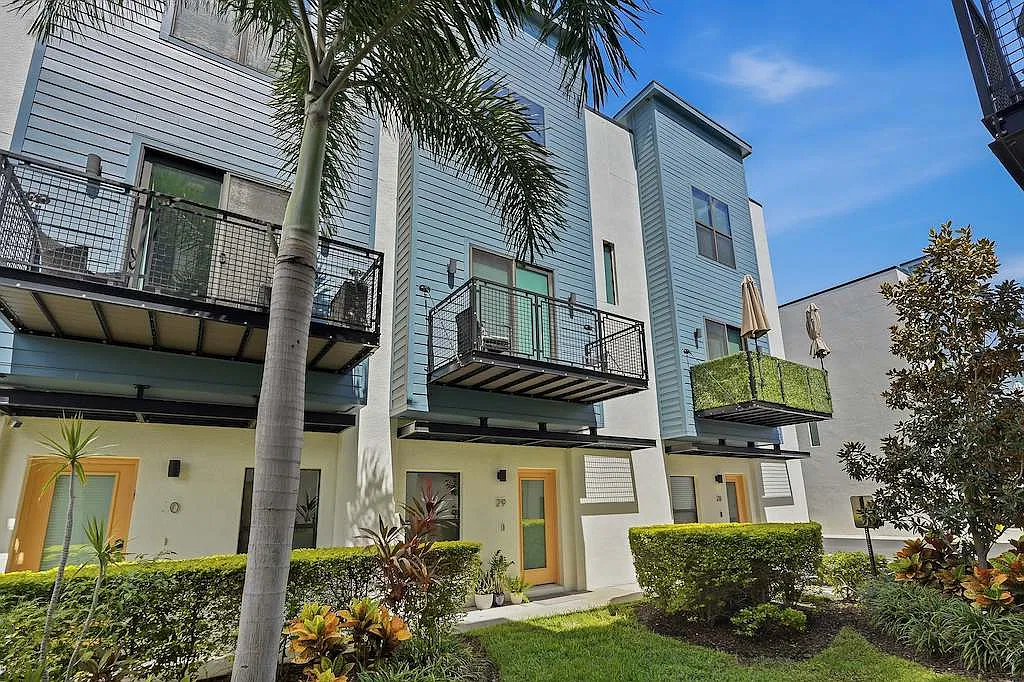Gorgeous 2/2.5/2 Townhome — Photo 3