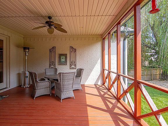 5th image of 135 Courts Ln