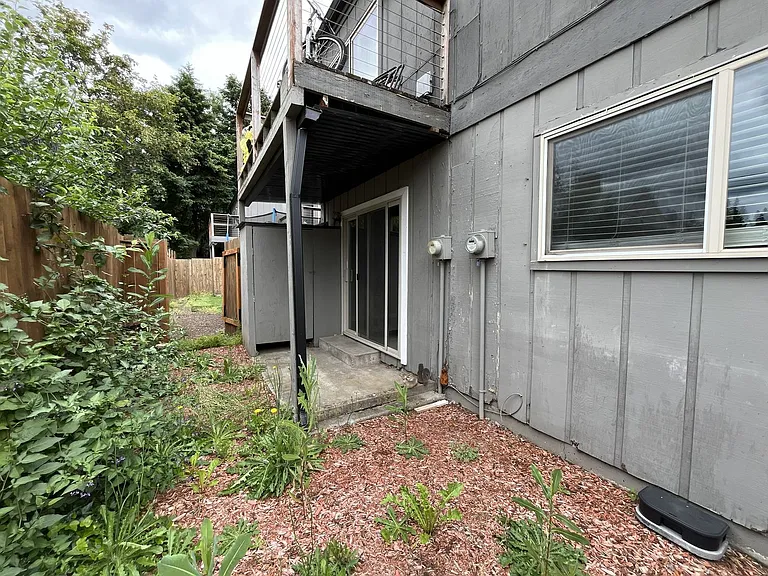 15827 NE Glisan St #1 — Photo 25
