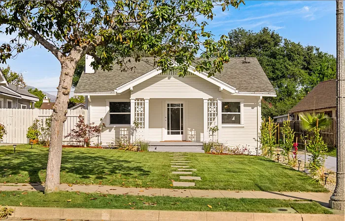 1166 N El Molino Ave — Photo 13