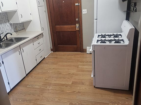 2nd image of 1015 Ludington St #2