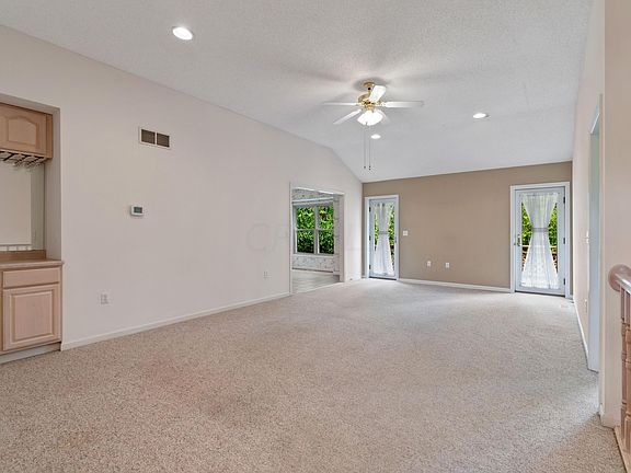 5th image of 907 Linden Cir E