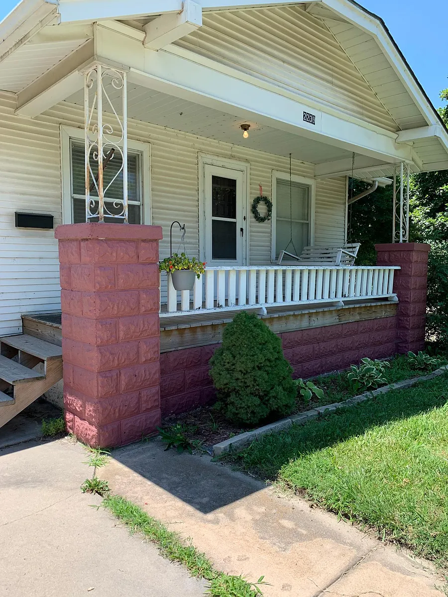 Front - 2239 W Maple St