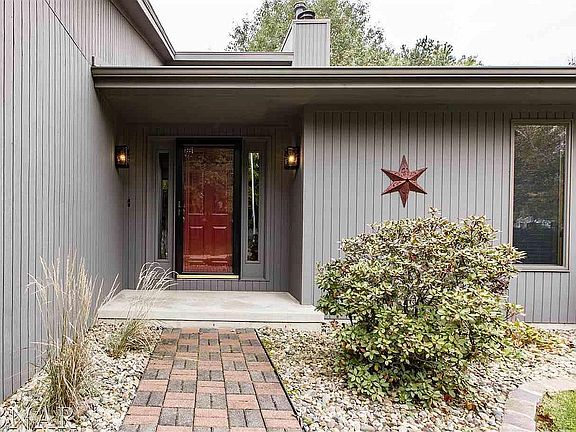 3rd image of 1 Pepper Wood Ct