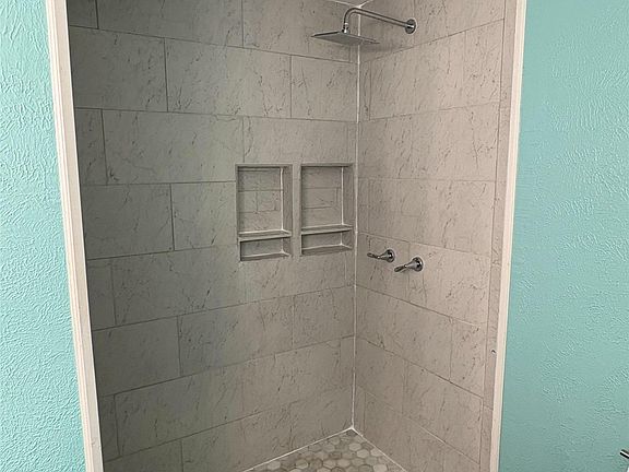 5th image of 2420 Leslie St