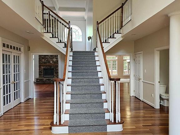 2nd image of 2148 Chestnut Ln