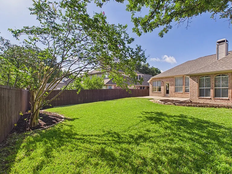 2208 Sagebrush Dr — Photo 2