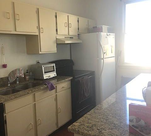 5th image of 1031 Moss St APT A