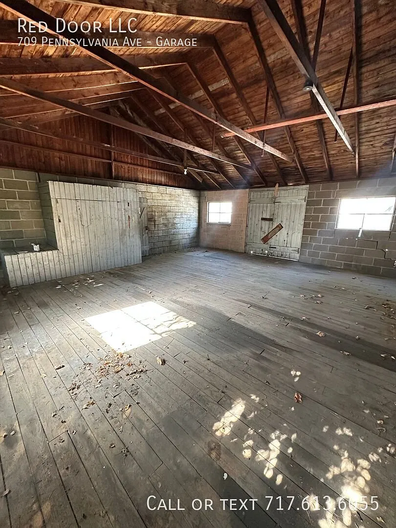 Large 2 Bay Garage for Rent — Photo 4