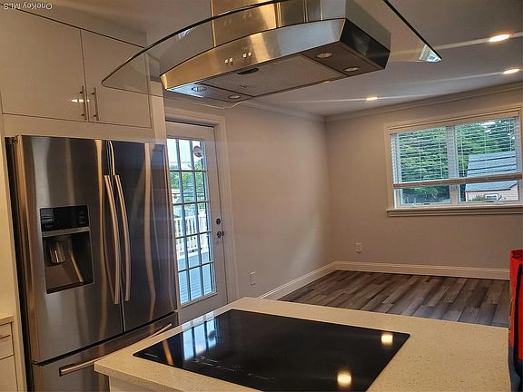 3rd image of 310 Brookside Ct Room 1