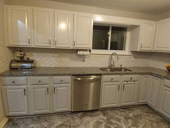 3rd image of 402 Dauphin Ln