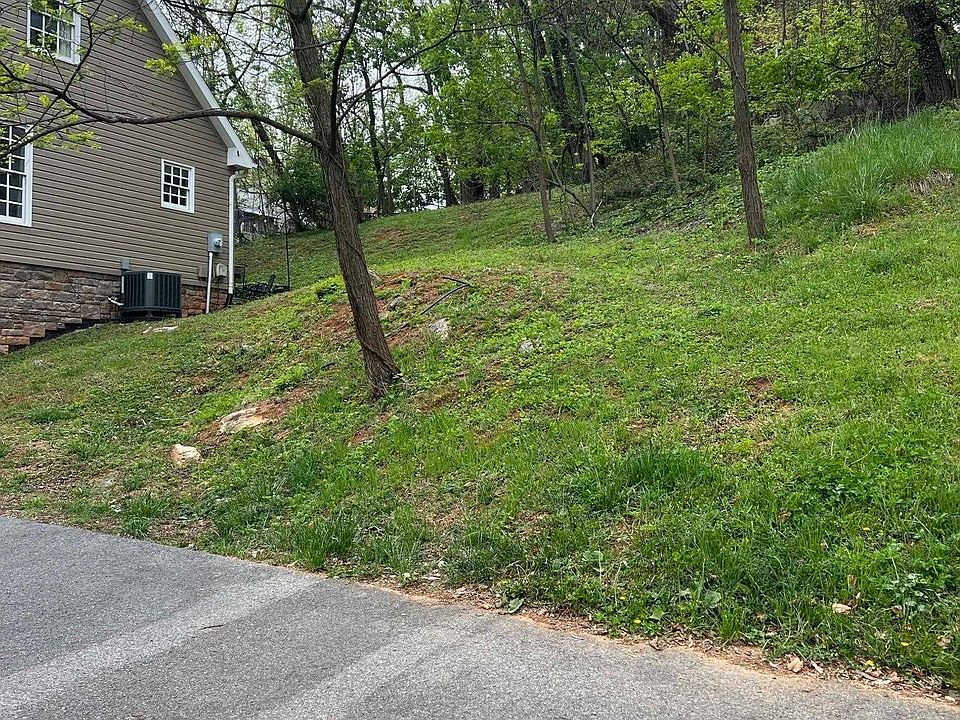 2nd image of 250 Fillmore St