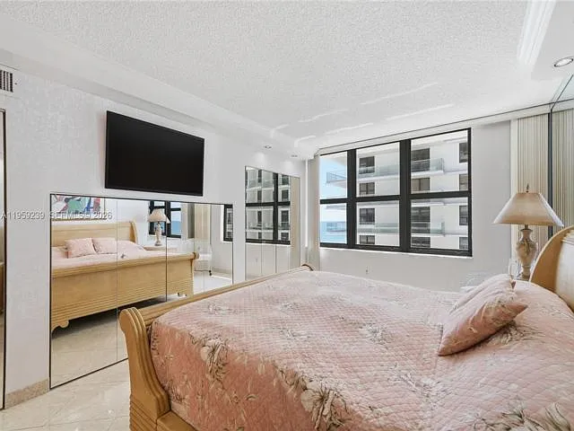 2 bed, 2.5 bath, $7,800 — Photo 4