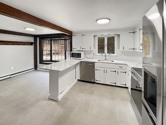 3rd image of 25 Surrey Dr