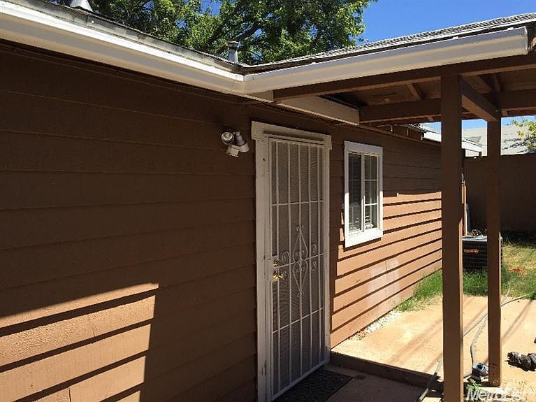 2nd image of 910 Hillcrest Ave