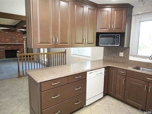 3rd image of 230 Auld Crescent