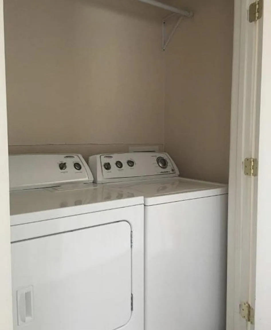102 E Lee St — Photo 2