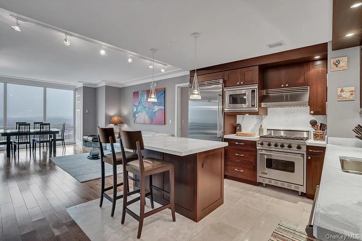 2 bed, 2.5 bath, 1450 sqft, $6,750 — Photo 3